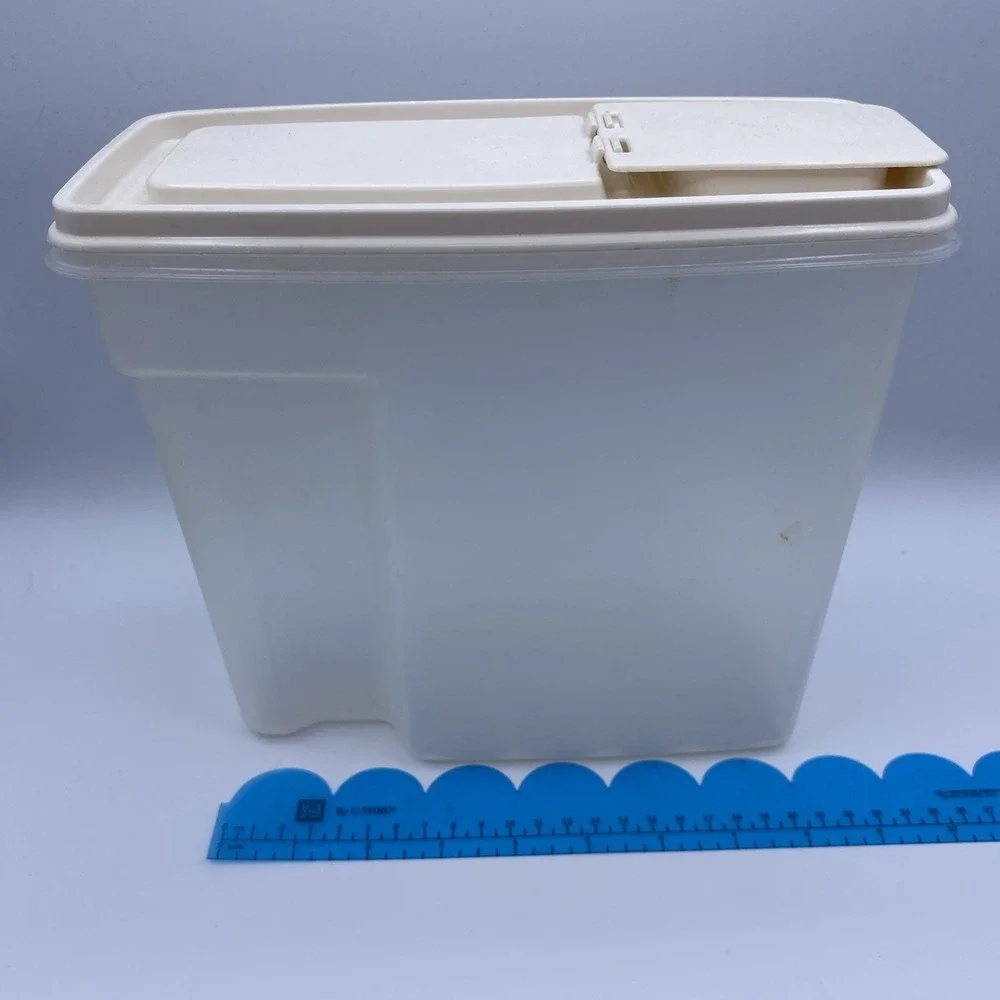 Rubbermaid‎ Servin Saver 2pc Set 13 Cup & 4 Cup Cereal Storage Containers Almond